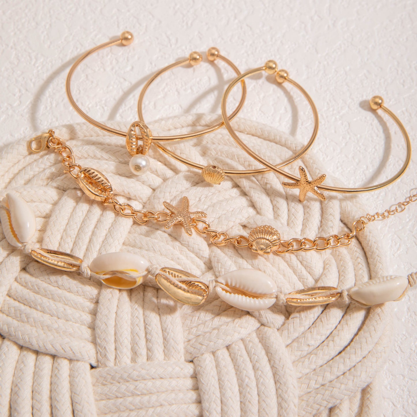 5 PCS Exquisite Bohemian Ocean - Inspired Bracelet Set for Women: Summer - Ready Stackable Pearl, Seashell, and Starfish Layered Bracelets with Adjustable Design for a Tropical Vibe
