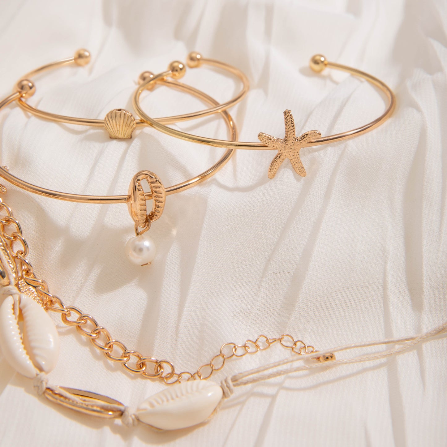 5 PCS Exquisite Bohemian Ocean - Inspired Bracelet Set for Women: Summer - Ready Stackable Pearl, Seashell, and Starfish Layered Bracelets with Adjustable Design for a Tropical Vibe