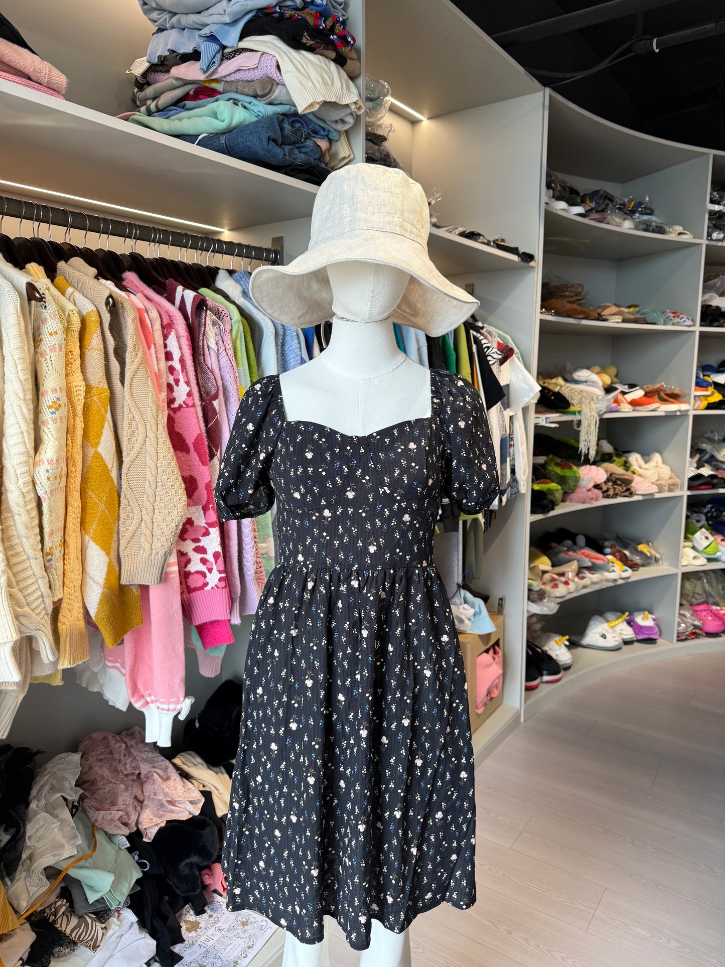 REINAREA Midi Ditsy Floral Print Sundress - Black Floral Puff Sleeve Sweetheart Neckline Ruffle Hem Dress for Summer