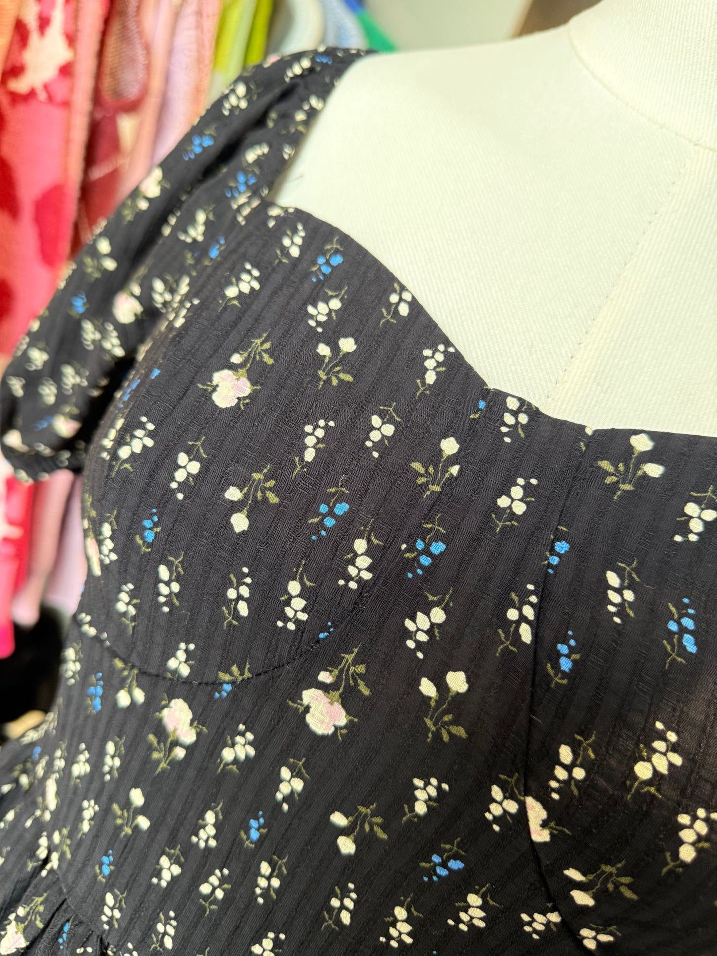 REINAREA Midi Ditsy Floral Print Sundress - Black Floral Puff Sleeve Sweetheart Neckline Ruffle Hem Dress for Summer