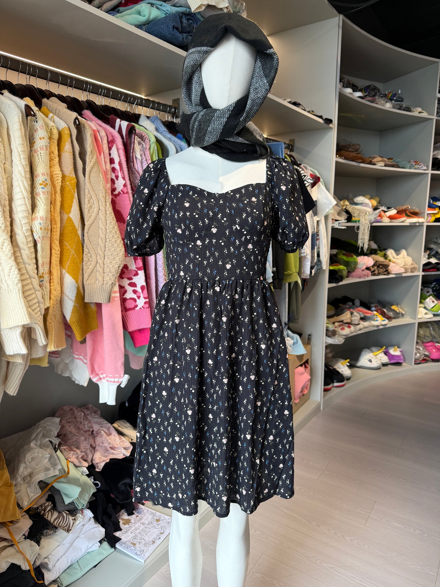 REINAREA Midi Ditsy Floral Print Sundress - Black Floral Puff Sleeve Sweetheart Neckline Ruffle Hem Dress for Summer