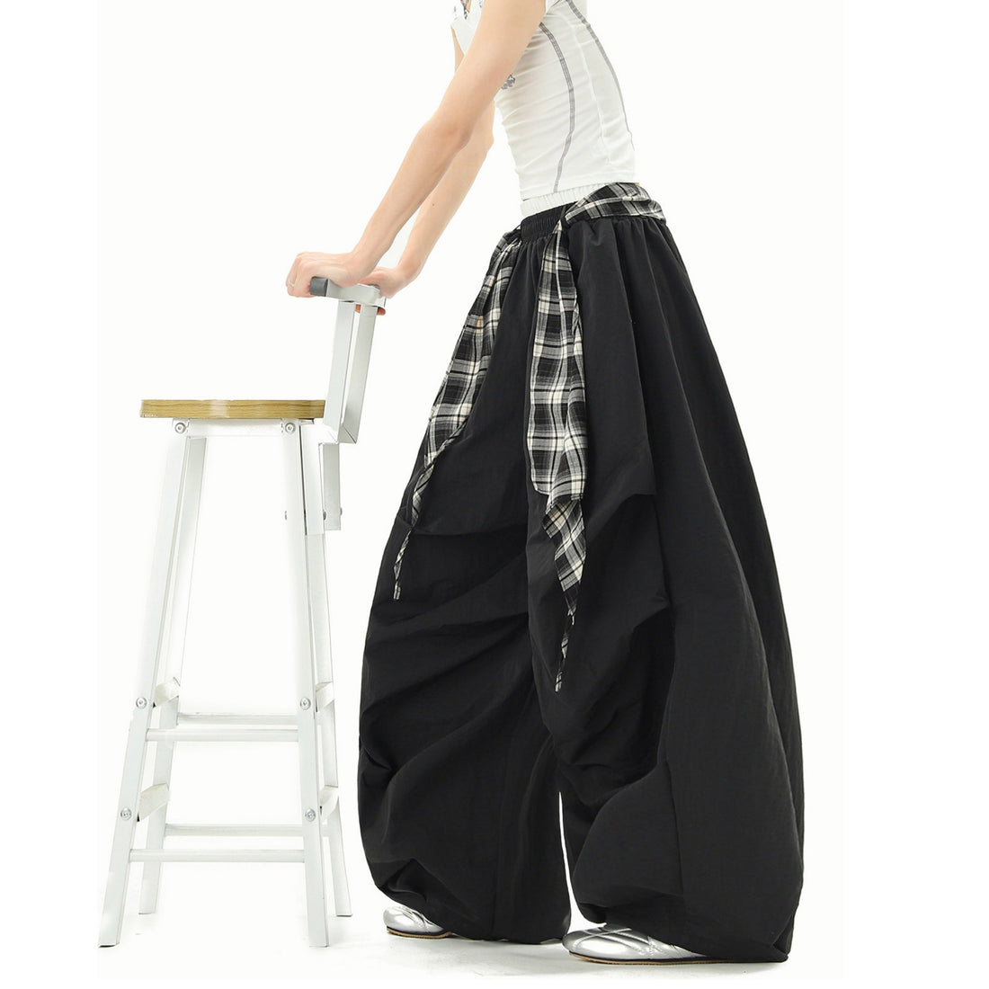 Y2K Revival: How to Style Balloon Pants & Minimal Tees for 2026